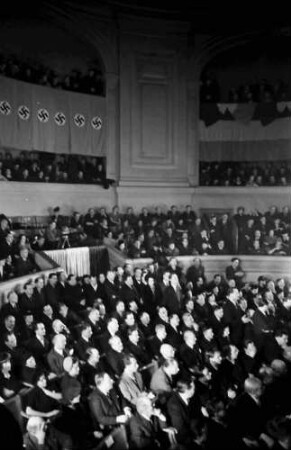 Bukarest: Fundatia Carol: Publikum im Saal