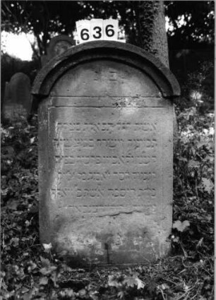 Grabstein 636 (Index: 99802936) Material: Sandstein Zustand: unten verwittert/Textverlust Maße HxBxT: 102x60x30 cm Beschreibung: Stele mit verdachtem Segmentbogen Besonderheit: Endreim: Grabstein 636