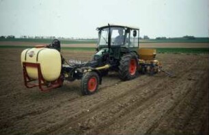 Fotografie: Traktor, Geräteträger, Trägerfahrzeug, Feldspritze angebaut, Einzelkornsämaschine
