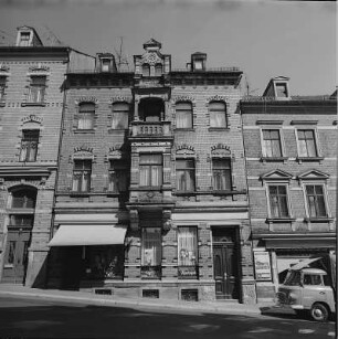 Treuen, Kreis Auerbach. Karl-Liebknecht-Straße 20. Wohn-und Geschäftshaus, (erb. 1894). Straßenansicht