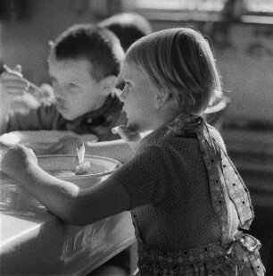 Ganztagsschule (Spielen-Lernen-spielend lernen). Schulspeisung. Grundschüler beim Mittagessen (wahrscheinlich in der Haydnschule in Dresden-Striesen)