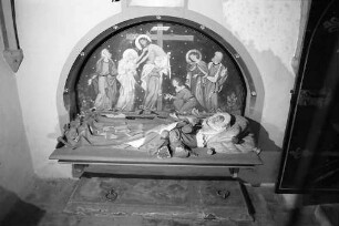 Rötteln: Gruft mit Figuren in der Kirche