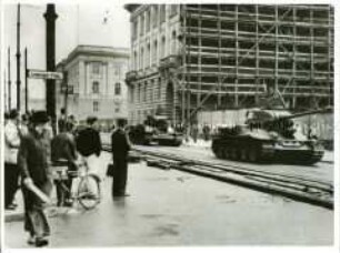 Sowjetische Panzer auf dem Leipziger Platz