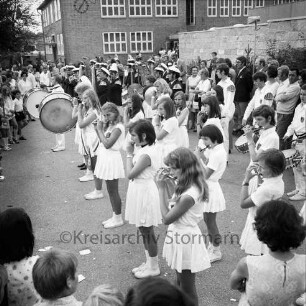 Kindervogelschießen: Hof der Matthias-Claudius-Schule: Spielmannszug spielt: Zuschauer: hinten Schulgebäude, 26. Juni 1971