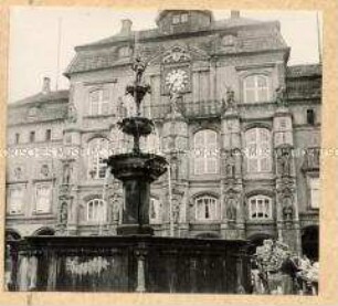 Rathaus mit Brunnen auf dem Vorplatz in Lüneburg