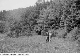 Renate und Roger Rössing bei einer Wanderung