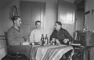 Zweiter Weltkrieg. Niederlande unter deutscher Besatzung. Angehörige der deutschen Wehrmacht in der Unterkunft beim Biertrinken (wohl bei Den Haag)