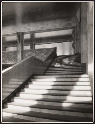 I.G.-Farben, Frankfurt/Main Verwaltungsgebäude: Eingangshalle und Mittelhalle von innen
