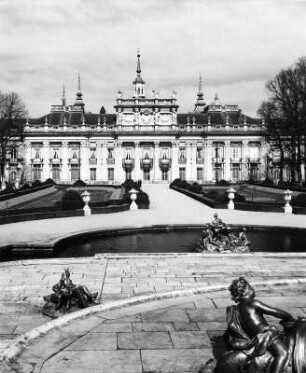San Ildefonso. Palacio Real La Granja (1477, Umbau 1721-1723, Erweiterung 1727-1734; F. Juvarra, Umgestaltung 1736, Umgestaltung 1756, Teilzerstörung (Brand) 1918). Gartenfront
