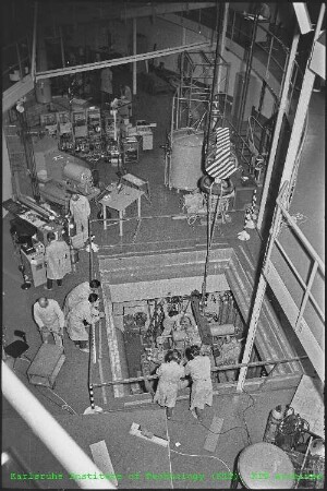 Transport eines Kompressors im Rahmen des Projektes Kalte Neutronenquelle (Projekt FR2/16) in den Forschungsreaktor 2 (FR 2)