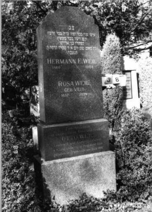 Grabstein 38 (Index: 99792496) Material: Granit Zustand: gut Maße HxBxT: 212x85x38 cm Beschreibung: Stele, getreppter Sockel, geschwungener Abschluß: Grabstein 38