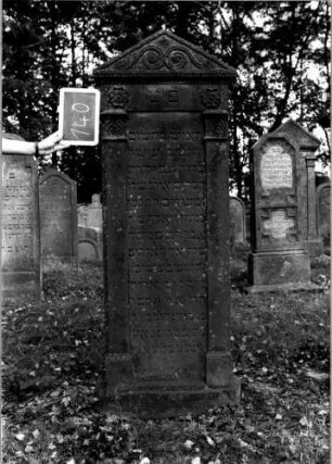 Grabstein 140 (Index: 100111286) Material: Sandstein Zustand: gut Maße HxBxT: 172x64x16 cm Beschreibung: ädikulaartige Stele mit Pilastern, Sockel, Giebel Symbolik: Blüten, Voluten: Grabstein 140