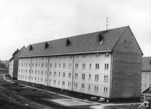 Altenberg, Arthur-Thiermann-Straße. Wohnblock einer Wohnsiedlung. Hofansicht von Südost (Giebelseite mit Asbest-Kunstschiefer)