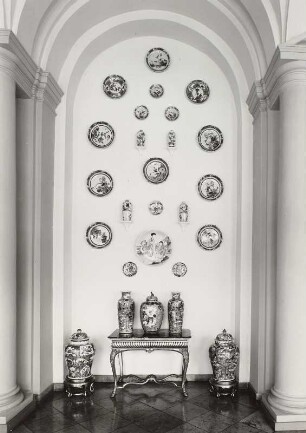Dresden: Porzellansammlung im Zwinger, Bogengalerie mit chinesischen und japanischen Porzellanen (Neuaufstellung Eröffnung 23. 9. 1962)