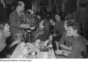 Übergabe von Blumengeschenken auf einer Veranstaltung zum Internationalen Frauentag