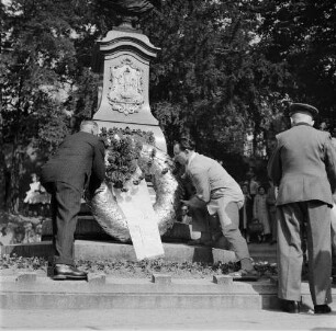 Meißen, Talstraße. Kranzniederlegung am Johann-Friedrich-Böttger-Denkmal (gegenüber der Porzellanmanufaktur) anläßlich des Jubiläums 250 Jahre Meißner Porzellan