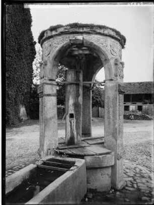Helmstadt - Bargen Altes Schloss (Wasserschloss) Ziehbrunnen in der Hofmitte (rekonstruiert um 1900)
