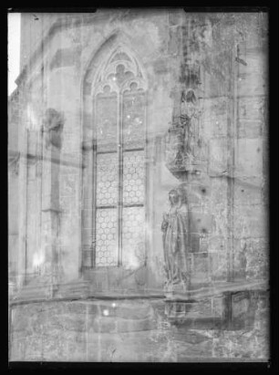 Kirchenfenster und Marienstatue Marienkapelle