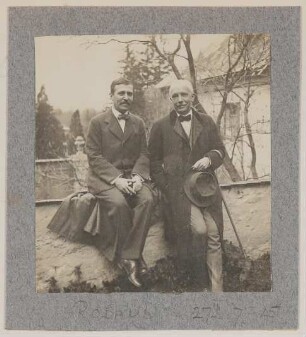 Hofmannsthal und Strauss auf Mauer in Rodaun sitzend