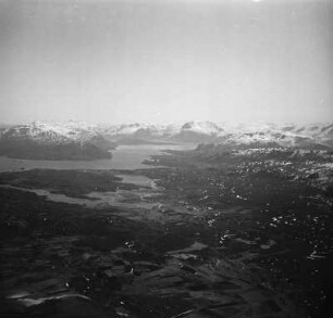 Luftbildaufnahme eines Fjords : Von Gletschern geformte Landschaft. Im Bildhintergrund das Gewässer eines Fjords.