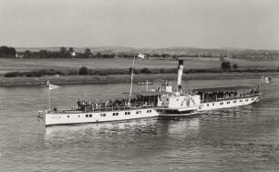 Personen-Seitenraddampfer "Mühlberg" (1879, Werft Blasewitz). Schrägansicht bei Fahrt elbabwärts bei Pratzschwitz