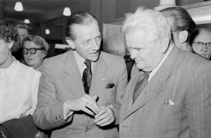 Leipziger Herbstmesse 1951 : Messebesucher in einem Gespräch