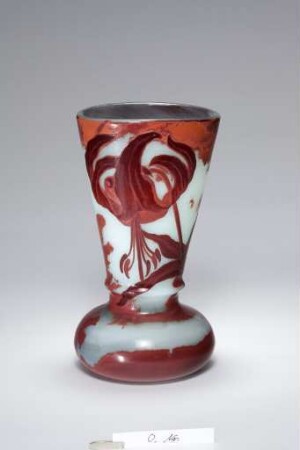 Vase mit Türkenbundlilie