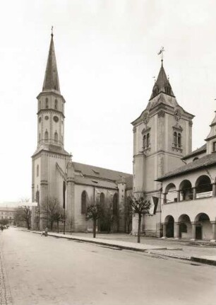 Levoča. St. Jakobskirche (14. Jh.). Ansicht von Südwest mit Rathaus (1615)