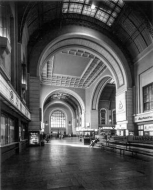 Hauptbahnhof (1893-1898; Ernst Giese, Paul Weidner). Empfangsgebäude, Schalterhalle. Blick in Richtung Bayrische Straße (nach Nordwest) : Dresden-Altstadt, Am Hauptbahnhof 4. Hauptbahnhof (1893-1898; Ernst Giese, Paul Weidner). Empfangsgebäude, Schalterhalle. Blick in Richtung Bayrische Straße (nach Nordwest)