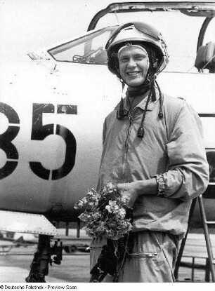 Rothenburg (Oberlausitz). Nationale Volksarmee - Luftstreitkräfte. Militärflugplatz für Jagdflieger-Ausbildung. Pilot (mit Blumenstrauß) neben der Kabine eines Jagdflugzeuges stehend