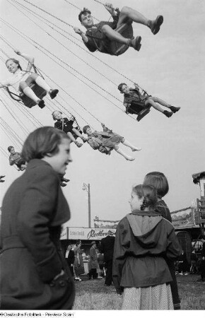 Kettenkarusell auf der Kleinmesse am Cottaweg