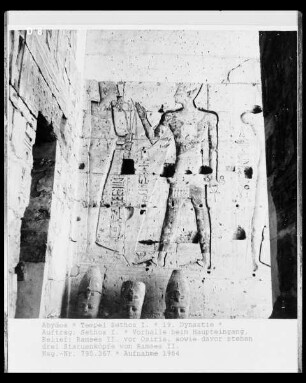 Ramses 2. vor Osiris