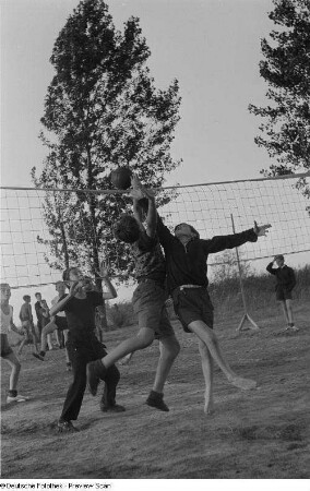 Jungen beim Volleyball spielen