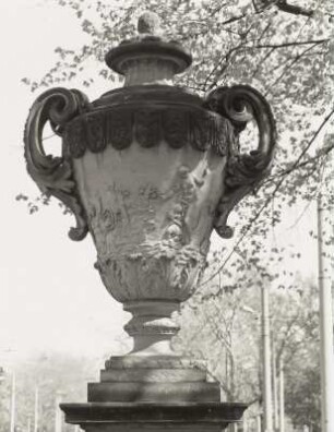 Dresden-Altstadt. Großer Garten (1683, J. F. Karcher; 1873-1895, K. F. Bouché). Nordöstliche Henkelvase (um 1750) an der Querallee, Eingang Stübelallee