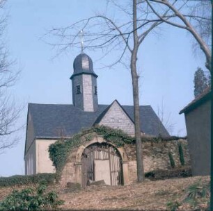 Dorfkirche (1376 erwähnt) und Friedhofsmauer mit Torbogen (17. Jahrhundert) : Liebstadt-Döbra. Dorfkirche (1376 erwähnt) und Friedhofsmauer mit Torbogen (17. Jahrhundert)