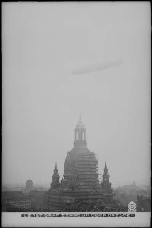Luftschiff LZ 127 "Graf Zeppelin" : Frauenkirche (teilweise eingerüstet) und Luftschiff LZ 127 "Graf Zeppelin"