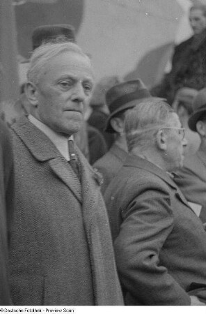 Porträt Erich Zeigners bei 1. Mai-Kundgebung