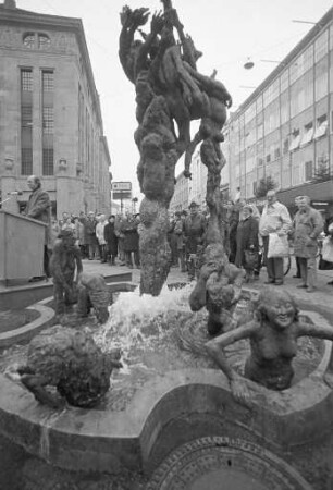 Bronzebrunnen "Jungbrunnen" von Bildhauer Prof. Karl Henning Seemann auf der Südseite der Kaiserstraße Ecke Lammstraße