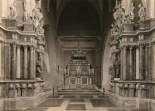 Freiberg, Dom. Fürstengruft (1585-1594, G. M. Nosseni). Moritzmonument (1563 Aufstellung; A. v. Zerroen)