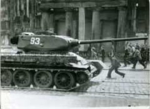 Demonstranten am Leipziger Platz bewerfen sowjetische Panzer mit Steinen