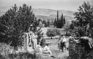 Expeditionsmitglieder bei der Rast (Jugoslawienreise Leonhardt 1927)
