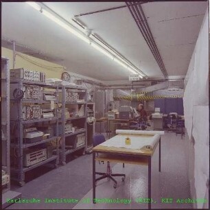 Blick in ein Labor der Kompakten Natriumgekühlten Kernenergieanlage (KNK)