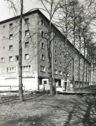 Dresden-Altstadt, Bernhard-von-Lindenau-Platz 1. Neubau Sächsischer Landtag. Neue Terrasse mit Entwässerungsrohrleitung von der Baugrube zur Elbe. Ansicht von Ostsüdost gegen Wolf-Speicher
