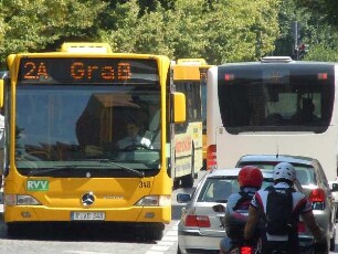 Regensburg - Verkehrsstau : Verkehrsstau in der Innenstadt am Donauufer. Aufgenommen am 16. Juli 2011 in Regensburg