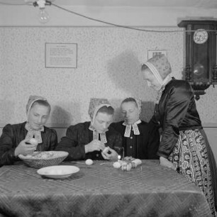 Verzieren von Ostereiern (Wachstechnik) in Trebendorf: Mädchen in Schleifer Tracht : Wóskowanje jutrownych jejkow w Trjebinje. Holcy w Slepjanskej drasće : Trebendorf / Trjebin