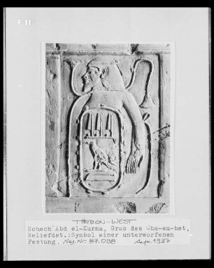 Thronlehne mit Relief: Symbol einer unterworfenen Festung