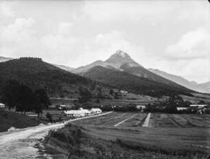 Feldbau : Bestellte Felder vor einem Dorf