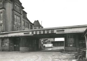 Dresden-Altstadt, Rosenstraße. Verwaltungs- und Fabrikgebäude der KONSUM-Genossenschaft (ehm. Backwarenkombinat). Einfahrt Betriebsgelände