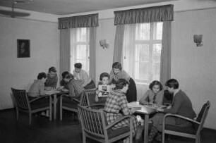 Sorbisches Institut für Lehrerbildung in Kleinwelka. Klubraum : Serbski wučerski wustaw w Małym Wjelkowje. Klubownja : Kleinwelka / Mały Wjelkow