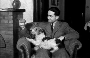 Bukarest: Wohnung Miller, Herr mit Foxterrier auf dem Schoß